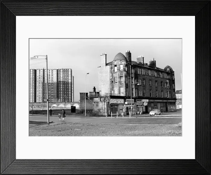 Framed Print : Glasgow: Architecture. General Scenes from the Gorbals were few of the old tenement Framed Print : Glasgow: Architecture. General Scenes from the Gorbals were few of the old tenement