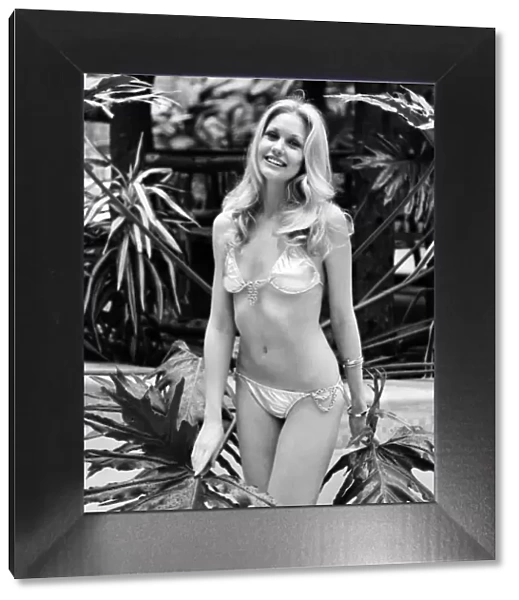 Fashion: Miss South Africa (Miss World). Annaline Kriel. March 1975 75-01350-004
