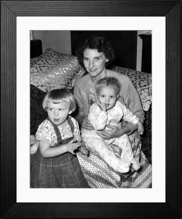 Framed Print : Mamie Taylor (26), scottish mother who was hurriedly evacuated from riot torn Congo in Framed Print : Mamie Taylor (26), scottish mother who was hurriedly evacuated from riot torn Congo in