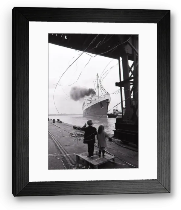 Framed Print : The liner Queen Elizabeth sets sails from Southampton carrying passengers for the last