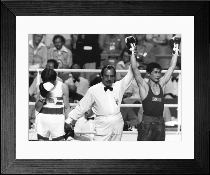 Framed Print : Olympic Games 1976 Pat Cowdell of Great Britain hides his face in his glove after