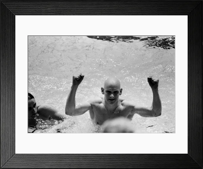 Framed Print : British swimmer Duncan Goodhew celebrates after winning gold medal in the final of