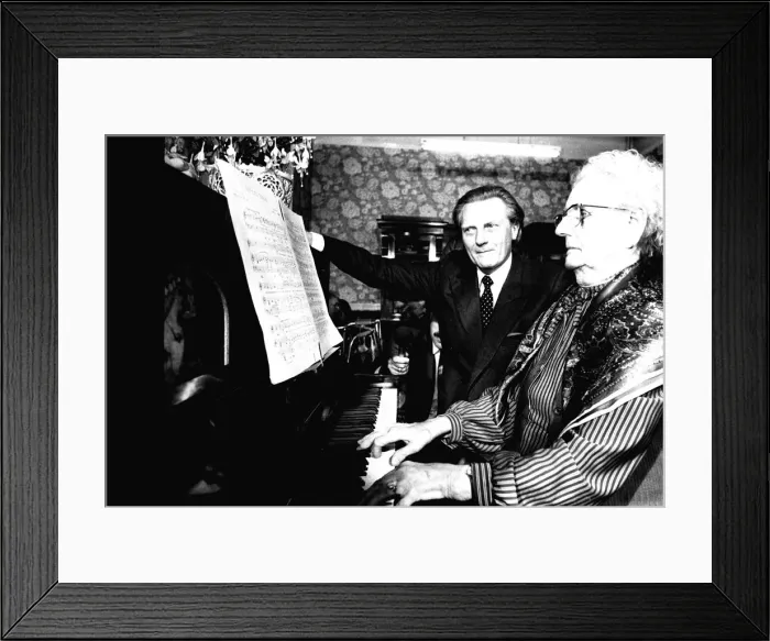 Framed Print : Michael Heseltine is reunited with his former music teacher, Sarah Jane Simpson Framed Print : Michael Heseltine is reunited with his former music teacher, Sarah Jane Simpson