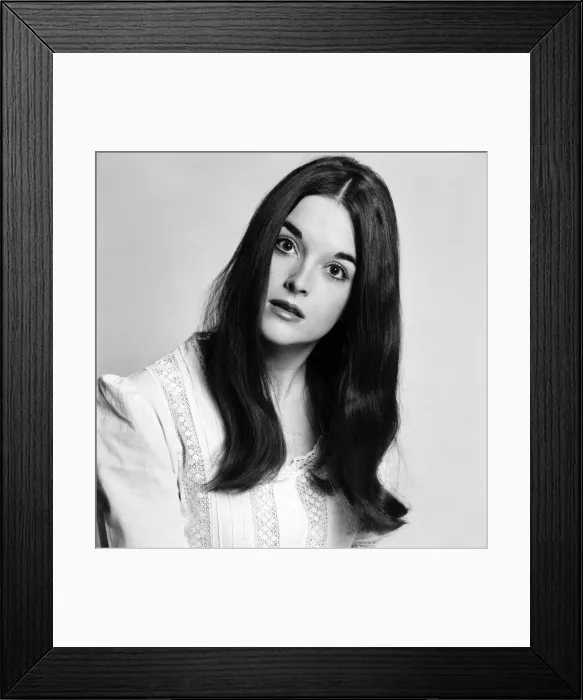 Framed Print : Singer  /  Model: Diane Solomon. March 1975 75-01367