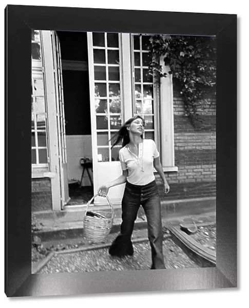 Actress: Jane Birkin shopping in Paris. June 1970 70-6820-009