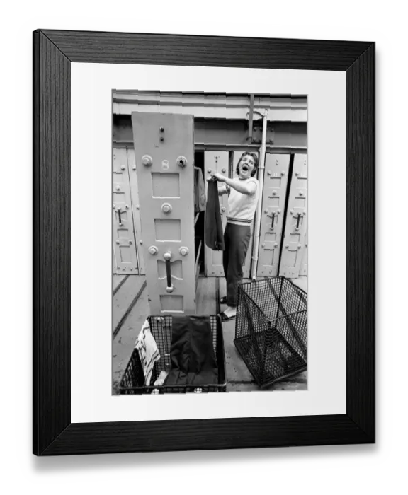 Framed Print : Glasgow Steamies. General scenes of women doing the laundry in a steamies in the Gorbals Framed Print : Glasgow Steamies. General scenes of women doing the laundry in a steamies in the Gorbals