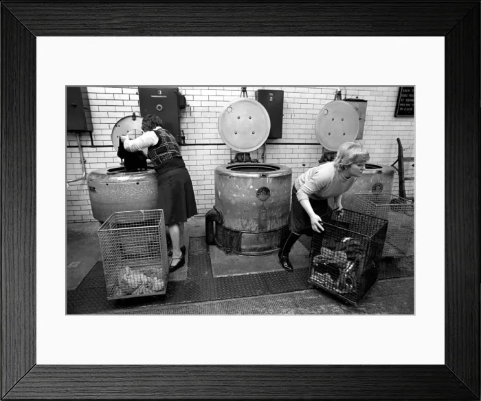 Framed Print : Glasgow Steamies. General scenes of women doing the laundry in a steamies in the Gorbals