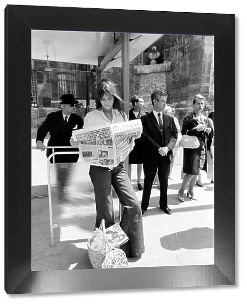 Actress: Jane Birkin shopping in Paris. June 1970 70-6820-004