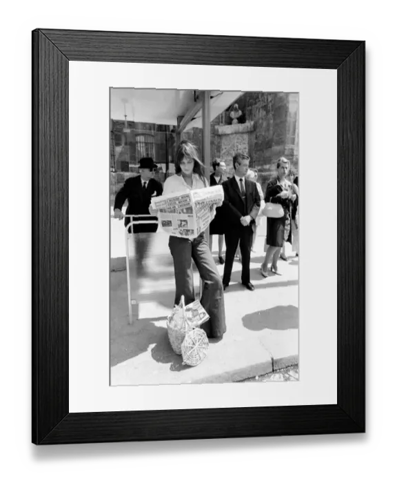 Framed Print : Actress: Jane Birkin shopping in Paris. June 1970 70-6820-004 Framed Print : Actress: Jane Birkin shopping in Paris. June 1970 70-6820-004
