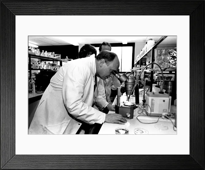 Framed Print : Neil Kinnock during a visit to Tyneisde 9 January 1987 - Neil donned a Framed Print : Neil Kinnock during a visit to Tyneisde 9 January 1987 - Neil donned a