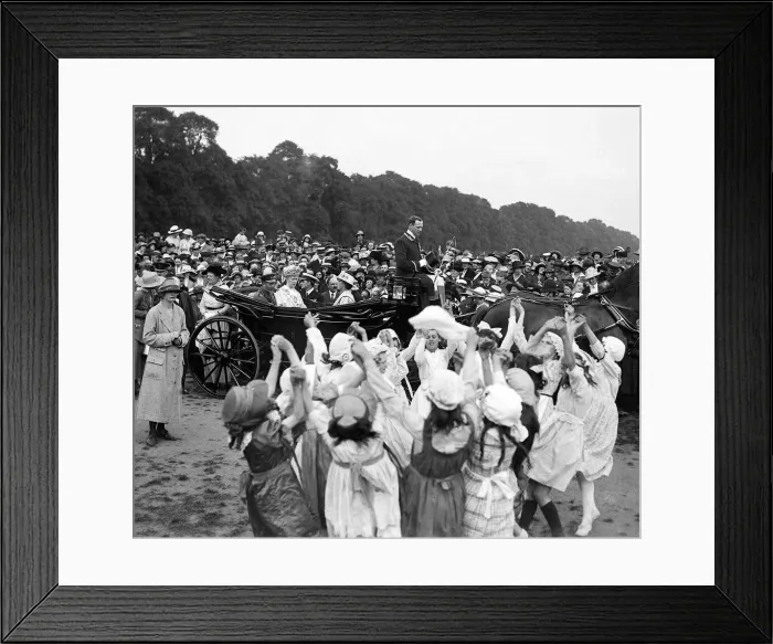 Framed Print : King George V and Queen Mary seen here in Hyde Park watching people dance during
