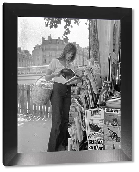 Actress: Jane Birkin shopping in Paris. June 1970 70-6820-006