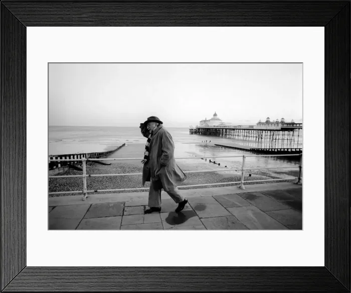 Framed Print : Alf Garnett in Eastbourne: Warren Mitchell as Garnett on the sea-front at Eastbourne