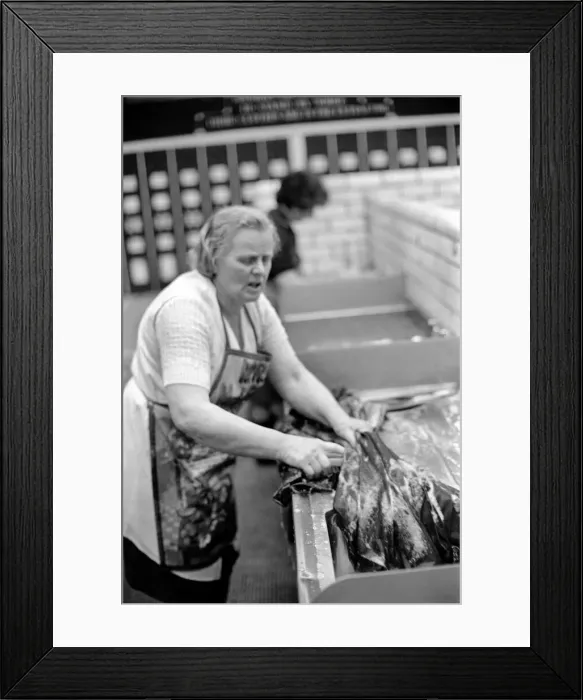 Framed Print : Glasgow Steamies. General scenes of women doing the laundry in a steamies in the Gorbals Framed Print : Glasgow Steamies. General scenes of women doing the laundry in a steamies in the Gorbals