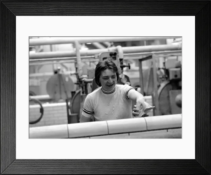 Framed Print : Glasgow Steamies. General scenes of women doing the laundry in a steamies in the Gorbals