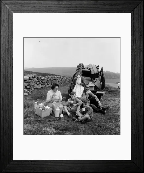 Framed Print : Mr and Mrs Geoffrey Bonnett of Ely, Cambridgeshire, stop for a picnic on the roadside Framed Print : Mr and Mrs Geoffrey Bonnett of Ely, Cambridgeshire, stop for a picnic on the roadside