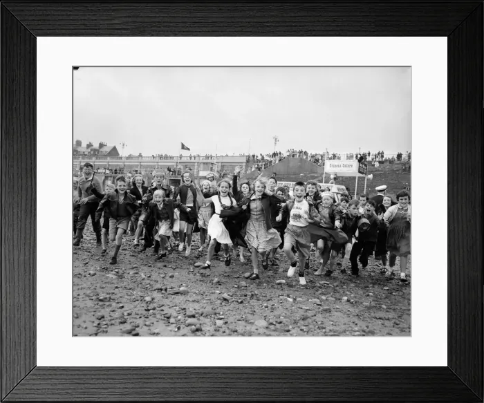 Framed Print : Daily Mirror Treasure Hunt at Whitley Bayy, North Tyneside Framed Print : Daily Mirror Treasure Hunt at Whitley Bayy, North Tyneside