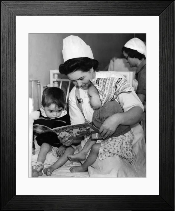 Framed Print : Nurse reads to children during air raid alarm 25th August 1940 Framed Print : Nurse reads to children during air raid alarm 25th August 1940