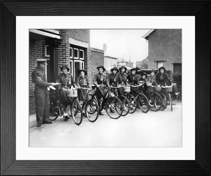 Framed Print : Girl Guides receive notes to be delivered to members of the Home Guard 22nd October 1940