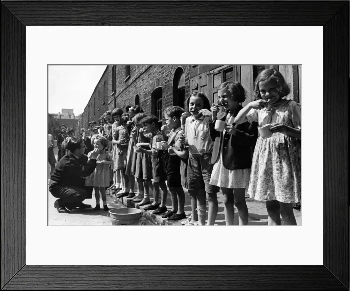 Framed Print : The East End teeth cleaning parade. July 1941