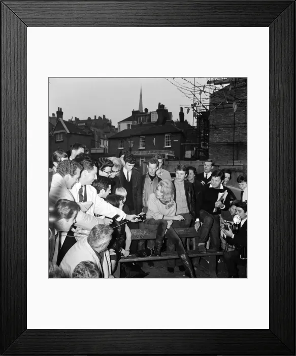 Framed Print : Brigitte Bardot (30) in Hampstead, London to complete a few finishing scenes for her new