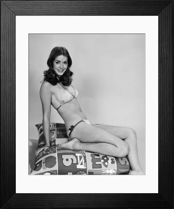 Framed Print : Miss UK and World 1974, Helen Morgan poses in the studio. 24th November 1974 Framed Print : Miss UK and World 1974, Helen Morgan poses in the studio. 24th November 1974