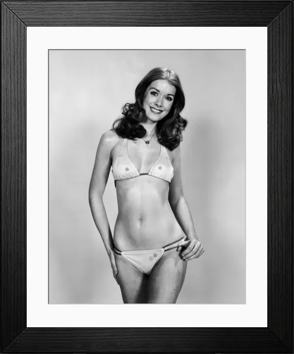 Framed Print : Miss UK and World 1974, Helen Morgan poses in the studio. 24th November 1974 Framed Print : Miss UK and World 1974, Helen Morgan poses in the studio. 24th November 1974
