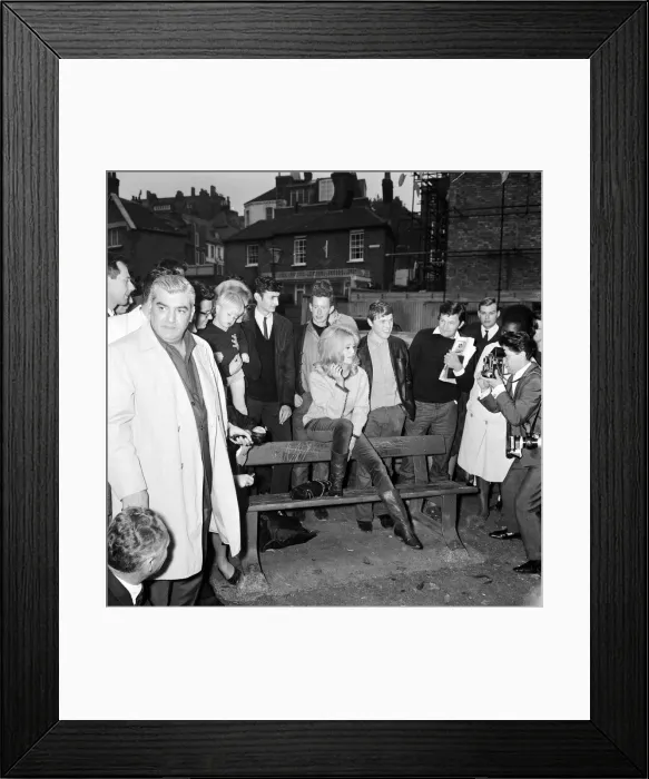 Framed Print : Brigitte Bardot (30) in Hampstead, London to complete a few finishing scenes for her new