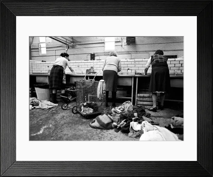 Framed Print : Glasgow Steamies. General scenes of women doing the laundry in a steamies in the Gorbals
