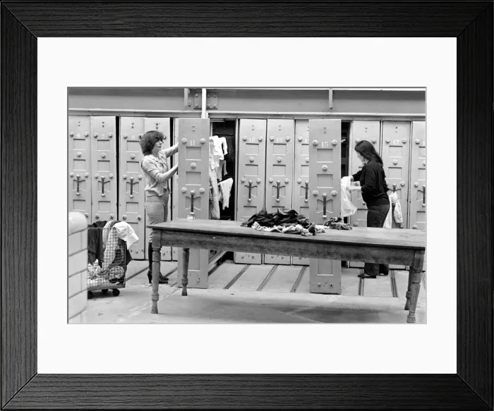 Framed Print : Glasgow Steamies. General scenes of women doing the laundry in a steamies in the Gorbals Framed Print : Glasgow Steamies. General scenes of women doing the laundry in a steamies in the Gorbals