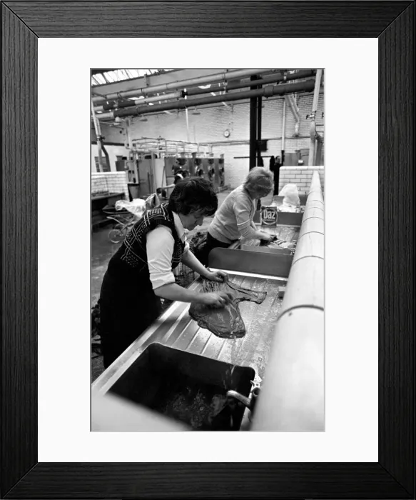 Framed Print : Glasgow Steamies. General scenes of women doing the laundry in a steamies in the Gorbals Framed Print : Glasgow Steamies. General scenes of women doing the laundry in a steamies in the Gorbals