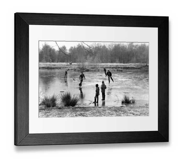 Framed Print : Sport: Seasons: Children: Skating: Winter Scene today on the Horseshoe Ponds Wimbledon