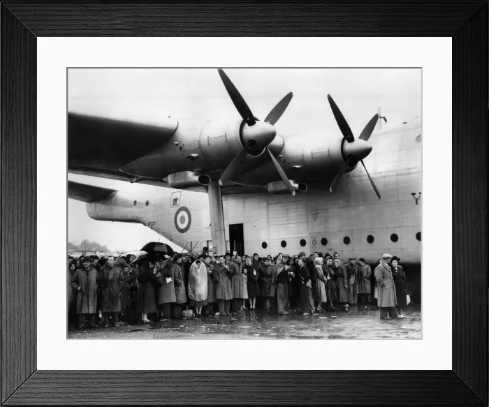Framed Print : An estimated crowd of 150, 000 went to Farnborough, Hants today for the last day of Framed Print : An estimated crowd of 150, 000 went to Farnborough, Hants today for the last day of