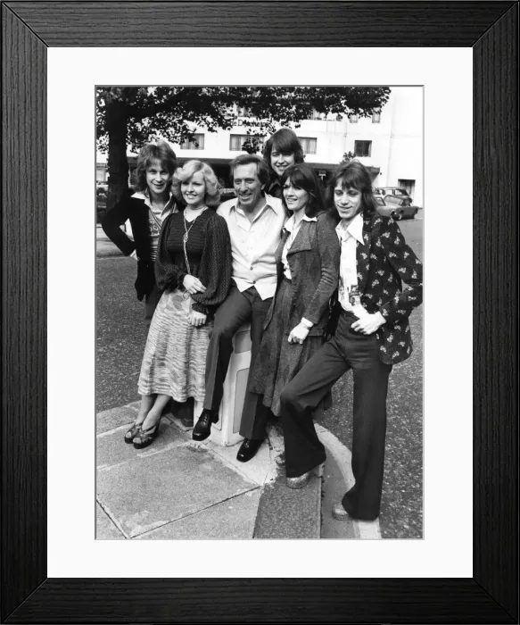 Framed Print : American singer Andy Williams and The New Seekers in London Framed Print : American singer Andy Williams and The New Seekers in London
