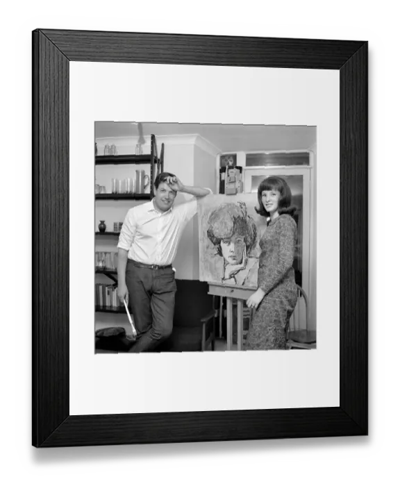 Framed Print : Z-Cars actor Colin Welland seen here relaxing by painting. 1966 A969-002