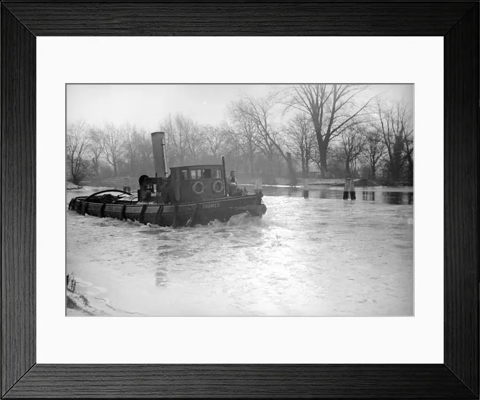 Framed Print : The river tug Thames makes its way through the frozen river Thames at Teddington Framed Print : The river tug Thames makes its way through the frozen river Thames at Teddington
