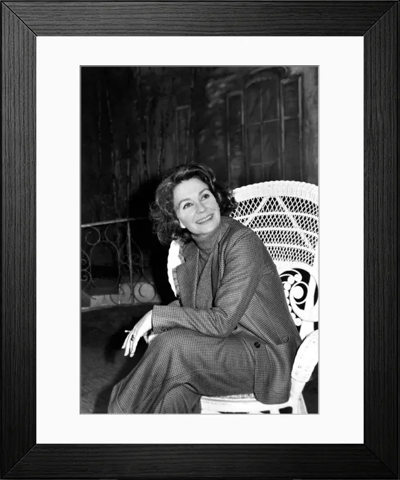 Framed Print : Jean Simmons at the Adelphi Theatre. April 1975 75-1719-003 Framed Print : Jean Simmons at the Adelphi Theatre. April 1975 75-1719-003