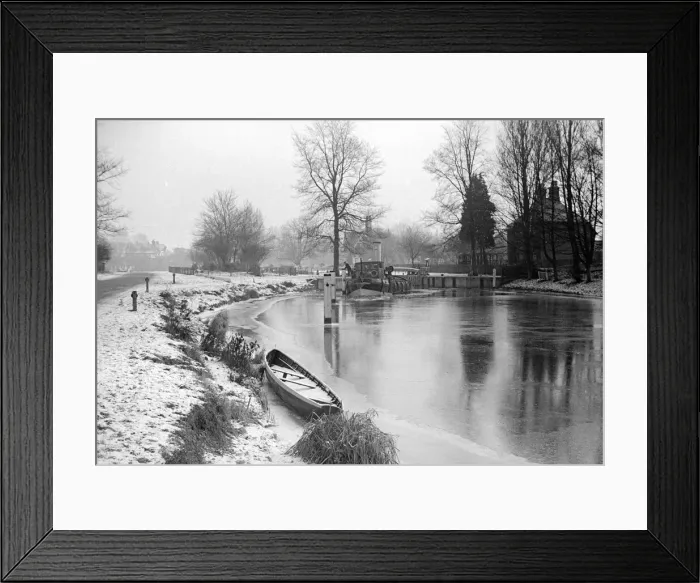 Framed Print : The river tug Thames makes its way through the frozen river Thames at Teddington Framed Print : The river tug Thames makes its way through the frozen river Thames at Teddington