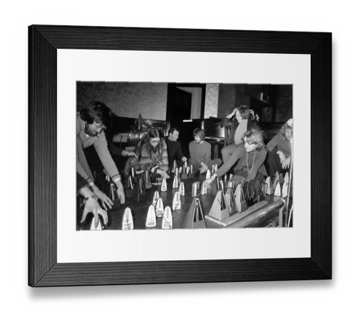 Framed Print : A recital for 100 metronomes staged in a London rehearsal room April 1975 75-1720-005