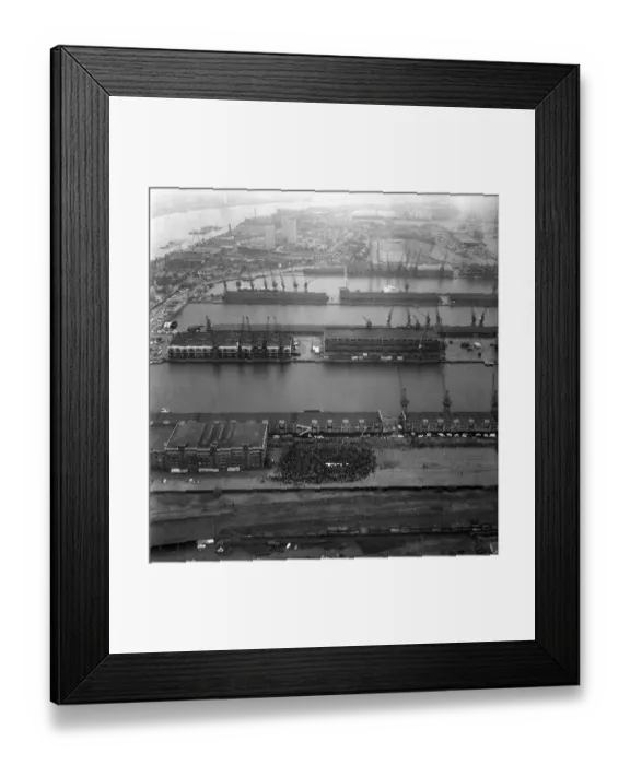 Framed Print : Aerial views of London Docks as dockers vote to end thier five week strike which had Framed Print : Aerial views of London Docks as dockers vote to end thier five week strike which had