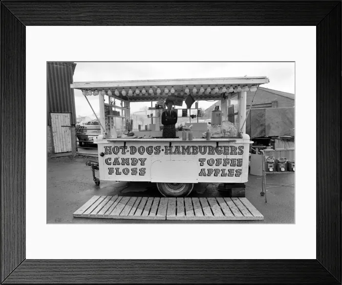 Framed Print : Henley in Arden Warwick Markets: Seller and buyers at Henley-in-Arden Sunday Open Market