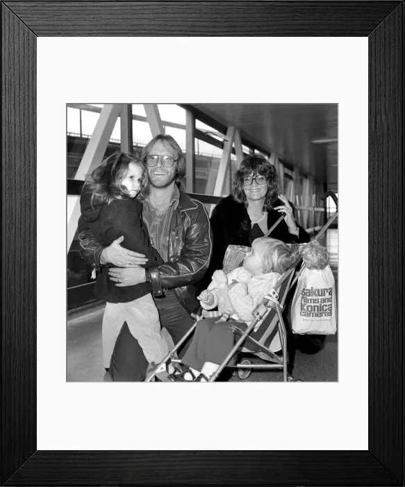 Framed Print : Entertainment: Television: Minder'TV actor Denis Waterman with his wife Pat Framed Print : Entertainment: Television: Minder'TV actor Denis Waterman with his wife Pat