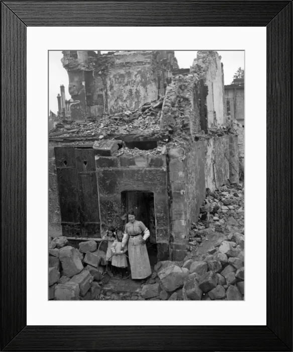 Framed Print : A resident of Senlis the town destroyed by the Germans who has returned to what remains