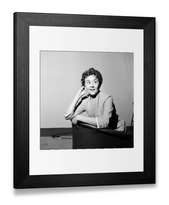 Framed Print : Sir Laurence Olivier rehearses wih his new leading lady Joan Plowright in John Framed Print : Sir Laurence Olivier rehearses wih his new leading lady Joan Plowright in John
