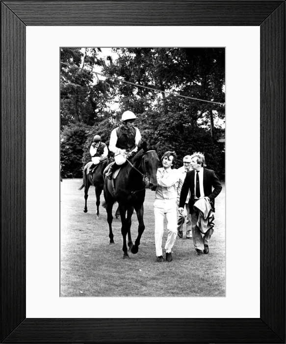Framed Print : Singletta, with jockey Walter Swinburn virtually a passenger Framed Print : Singletta, with jockey Walter Swinburn virtually a passenger