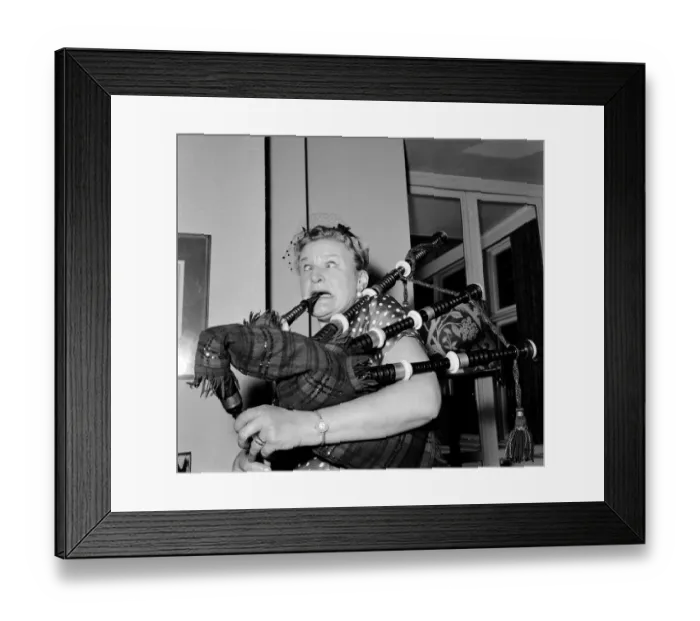 Framed Print : Comedienne Anna Russell who flew into London for an Edinburgh Festival date Framed Print : Comedienne Anna Russell who flew into London for an Edinburgh Festival date