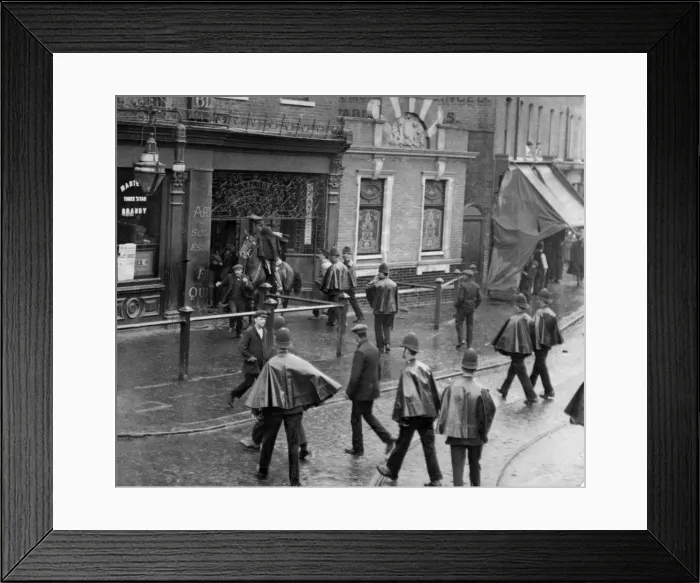 Framed Print : Mounted police and officers on the ground try to secure a refractory prisoner at a pub Framed Print : Mounted police and officers on the ground try to secure a refractory prisoner at a pub