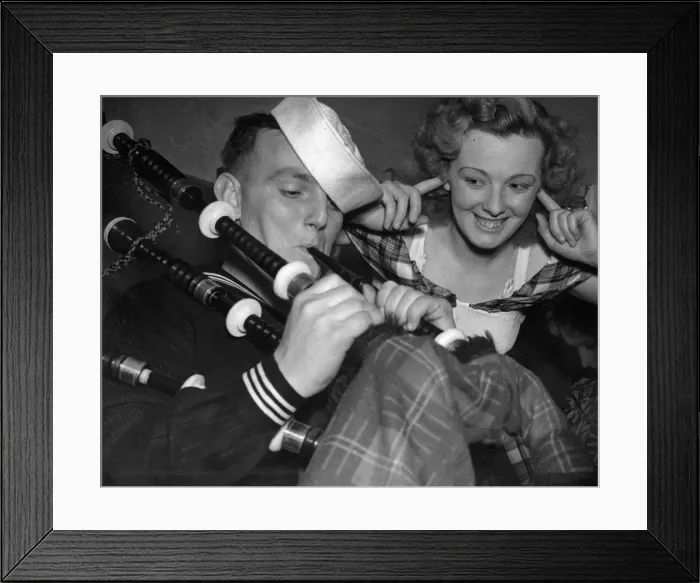 Framed Print : An American sailor in Glasgow for the fist time, tries out the bagpipes for the fist time