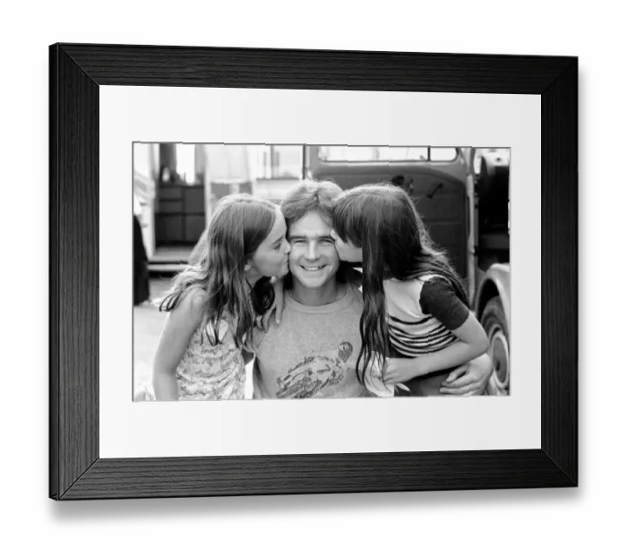 Framed Print : Barry Sheene gets a good luck kiss from Sonia Salmons (left aged 9 Framed Print : Barry Sheene gets a good luck kiss from Sonia Salmons (left aged 9