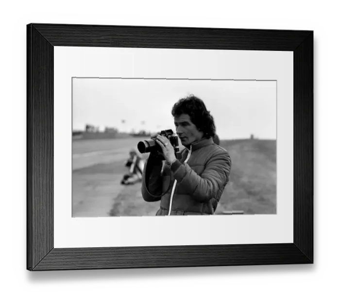 Framed Print : John Player British Grand Prix, Silverstone. Barry Sheene at the track-side taking Framed Print : John Player British Grand Prix, Silverstone. Barry Sheene at the track-side taking
